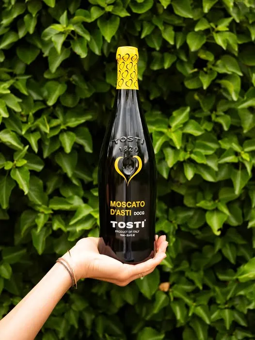 Vang bán sủi ngọt Tosti 1820 Moscato d’Asti